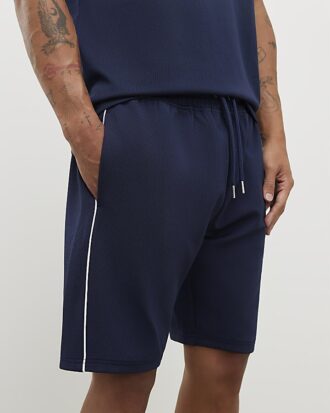 Marinblå slim fit-shorts med texturerad kant