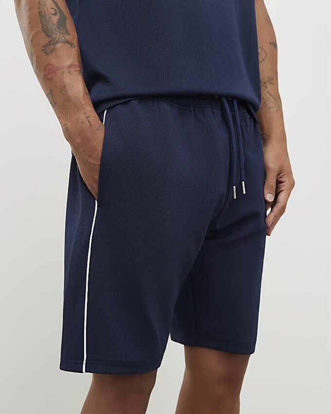 Marinblå slim fit-shorts med texturerad kant