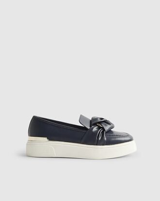Marinblå slip-on-skor med ringdetalj