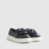 Marinblå slip-on-skor med ringdetalj