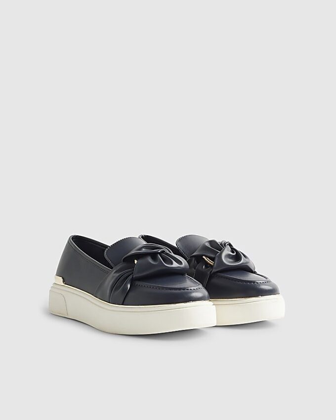 Marinblå slip-on-skor med ringdetalj