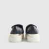 Marinblå slip-on-skor med ringdetalj