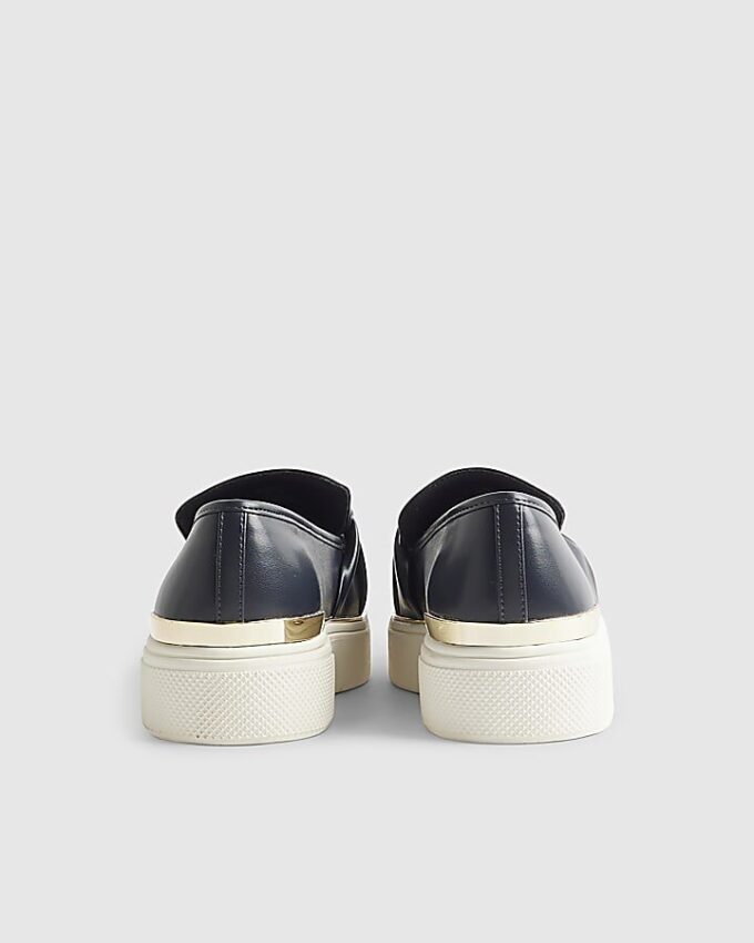 Marinblå slip-on-skor med ringdetalj
