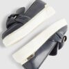 Marinblå slip-on-skor med ringdetalj