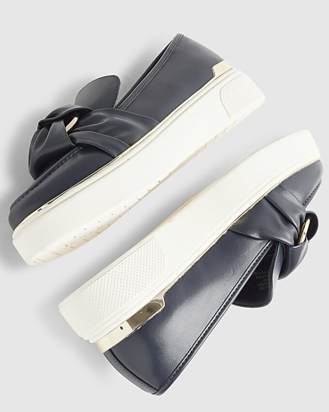 Marinblå slip-on-skor med ringdetalj