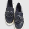 Marinblå slip-on-skor med ringdetalj