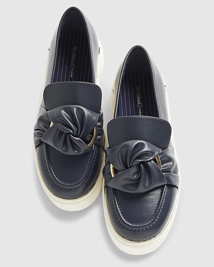 Marinblå slip-on-skor med ringdetalj