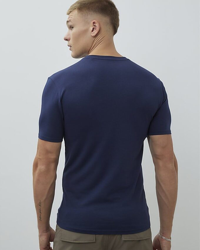 Marinblå T-shirt med muskulös passform Marinblå T-shirt med muskulös passform