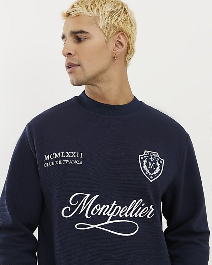 Marinblå T-shirt med normal passform och kontrasterande färger