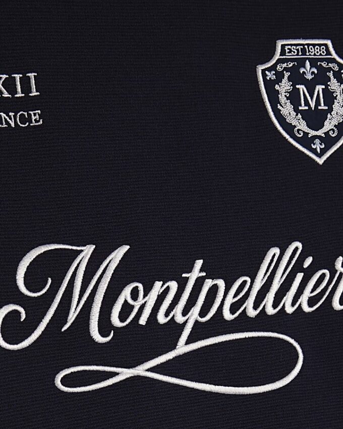 Marinblå T-shirt med normal passform och kontrasterande färger