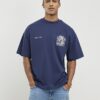 Marinblå T-shirt med oversized passform och Members Club-emblem