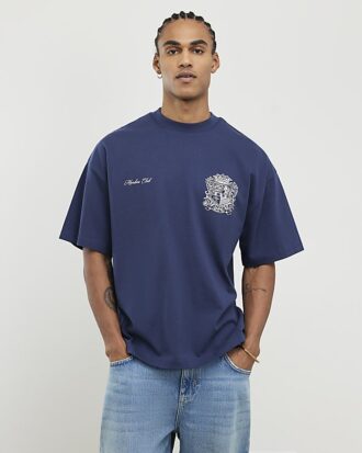 Marinblå T-shirt med oversized passform och Members Club-emblem