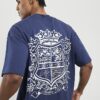 Marinblå T-shirt med oversized passform och Members Club-emblem