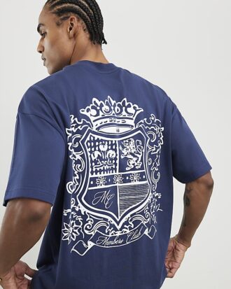 Marinblå T-shirt med oversized passform och Members Club-emblem