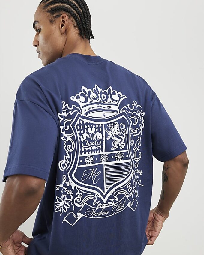 Marinblå T-shirt med oversized passform och Members Club-emblem
