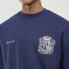 Marinblå T-shirt med oversized passform och Members Club-emblem