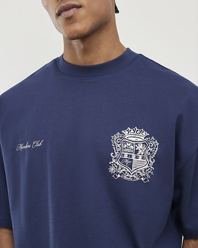 Marinblå T-shirt med oversized passform och Members Club-emblem