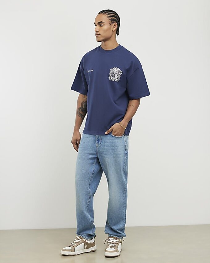 Marinblå T-shirt med oversized passform och Members Club-emblem