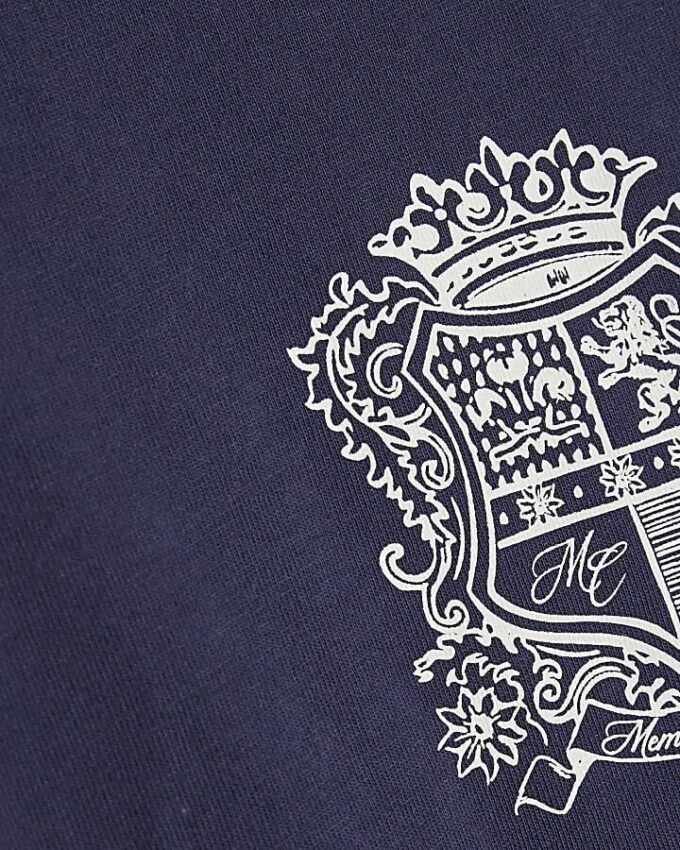Marinblå T-shirt med oversized passform och Members Club-emblem