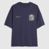 Marinblå T-shirt med oversized passform och Members Club-emblem