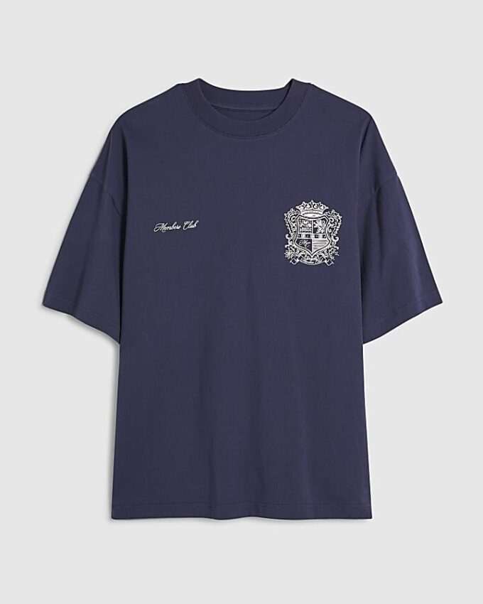 Marinblå T-shirt med oversized passform och Members Club-emblem