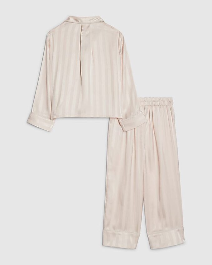 Mini-flickor rosa satinpyjamas med korsage Mini-flickor rosa satinpyjamas med korsage