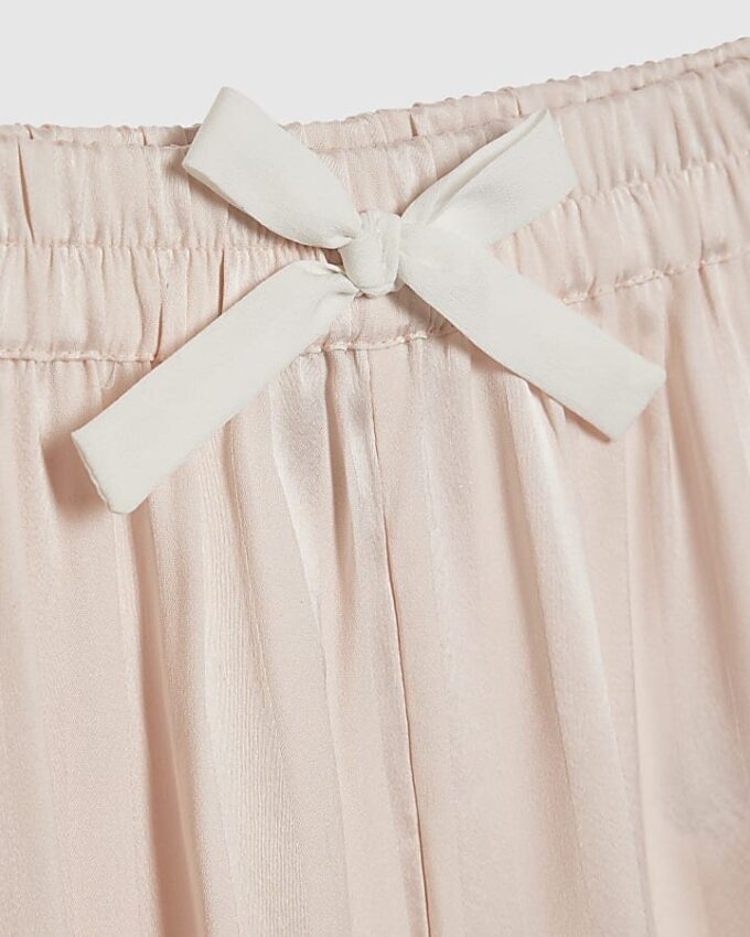 Mini-flickor rosa satinpyjamas med korsage Mini-flickor rosa satinpyjamas med korsage