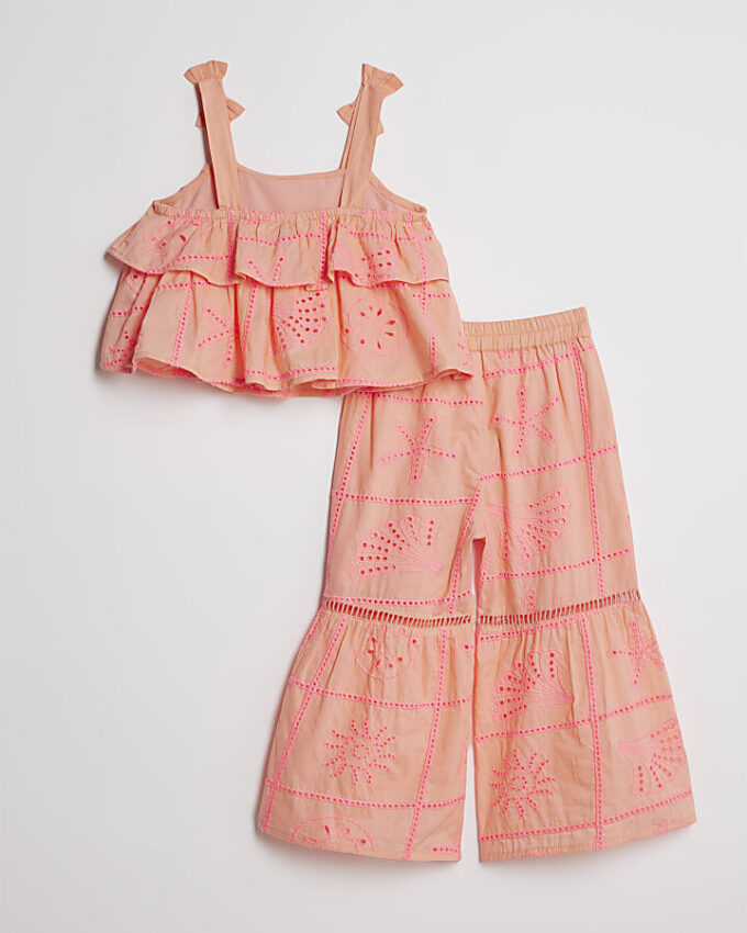 Mini Girls korallfärgat set med broderad topp i flera lager Mini Girls korallfärgat set med broderad topp i flera lager