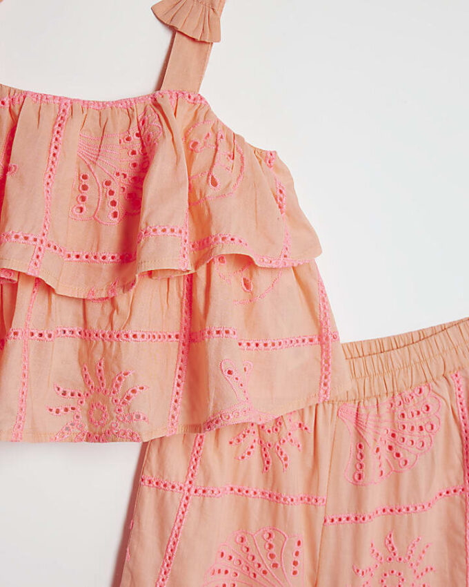 Mini Girls korallfärgat set med broderad topp i flera lager Mini Girls korallfärgat set med broderad topp i flera lager