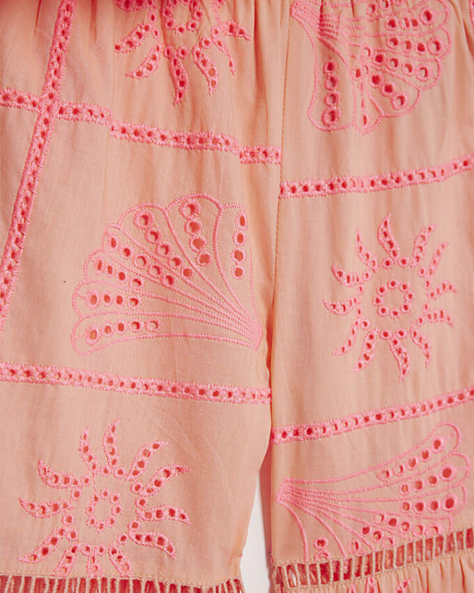 Mini Girls korallfärgat set med broderad topp i flera lager Mini Girls korallfärgat set med broderad topp i flera lager
