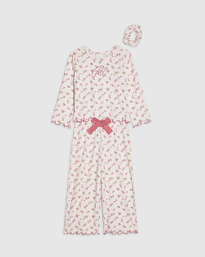 Mini-pyjamas för flickor i rosa med rosenknoppar Mini-pyjamas för flickor i rosa med rosenknoppar