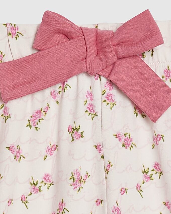 Mini-pyjamas för flickor i rosa med rosenknoppar Mini-pyjamas för flickor i rosa med rosenknoppar