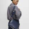 Navyblå crossbody-väska med präglad kedja fram