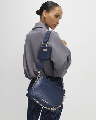 Navyblå crossbody-väska med präglad kedja fram