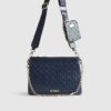 Navyblå crossbody-väska med präglad kedja fram