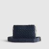 Navyblå crossbody-väska med präglad kedja fram