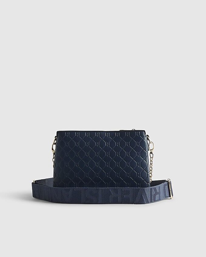 Navyblå crossbody-väska med präglad kedja fram