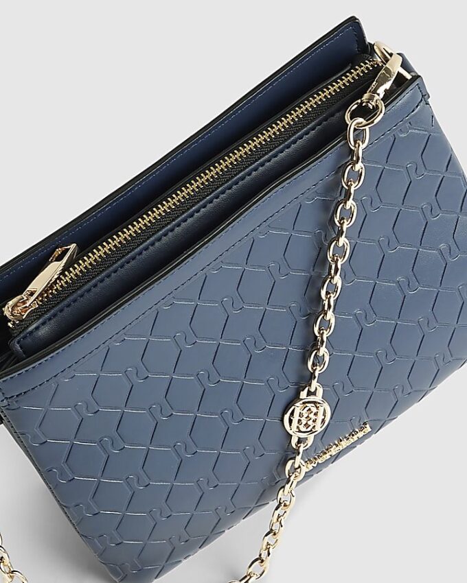 Navyblå crossbody-väska med präglad kedja fram