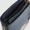Navyblå crossbody-väska med präglad kedja fram