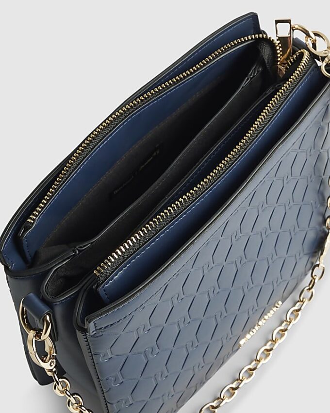 Navyblå crossbody-väska med präglad kedja fram