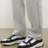 Navyfärgade färgblockerade sneakers