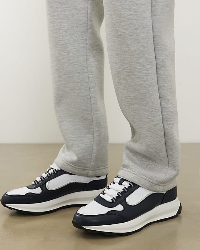 Navyfärgade färgblockerade sneakers