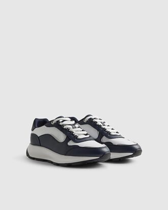 Navyfärgade färgblockerade sneakers