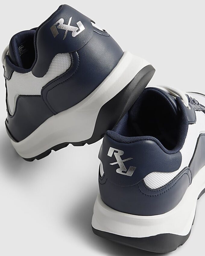 Navyfärgade färgblockerade sneakers
