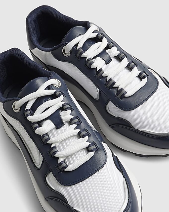 Navyfärgade färgblockerade sneakers