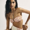 Orange bandeau-bikinitopp med Cornelli-tryck Orange bandeau-bikinitopp med Cornelli-tryck