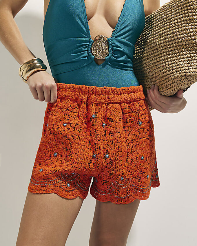 Orange strandshorts med virkade detaljer