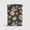 Passfodral med brunt daisy-monogramtryck