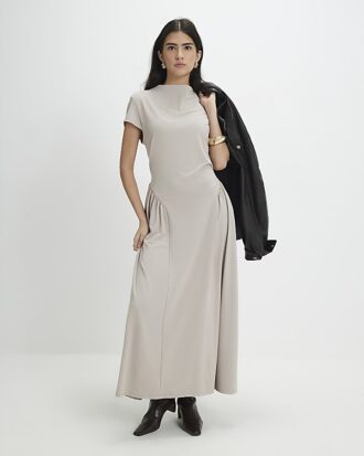 Petite beige maxiklänning med figursydd midja