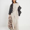 Petite beige mysig topp med breda ribbor och knut på sidan